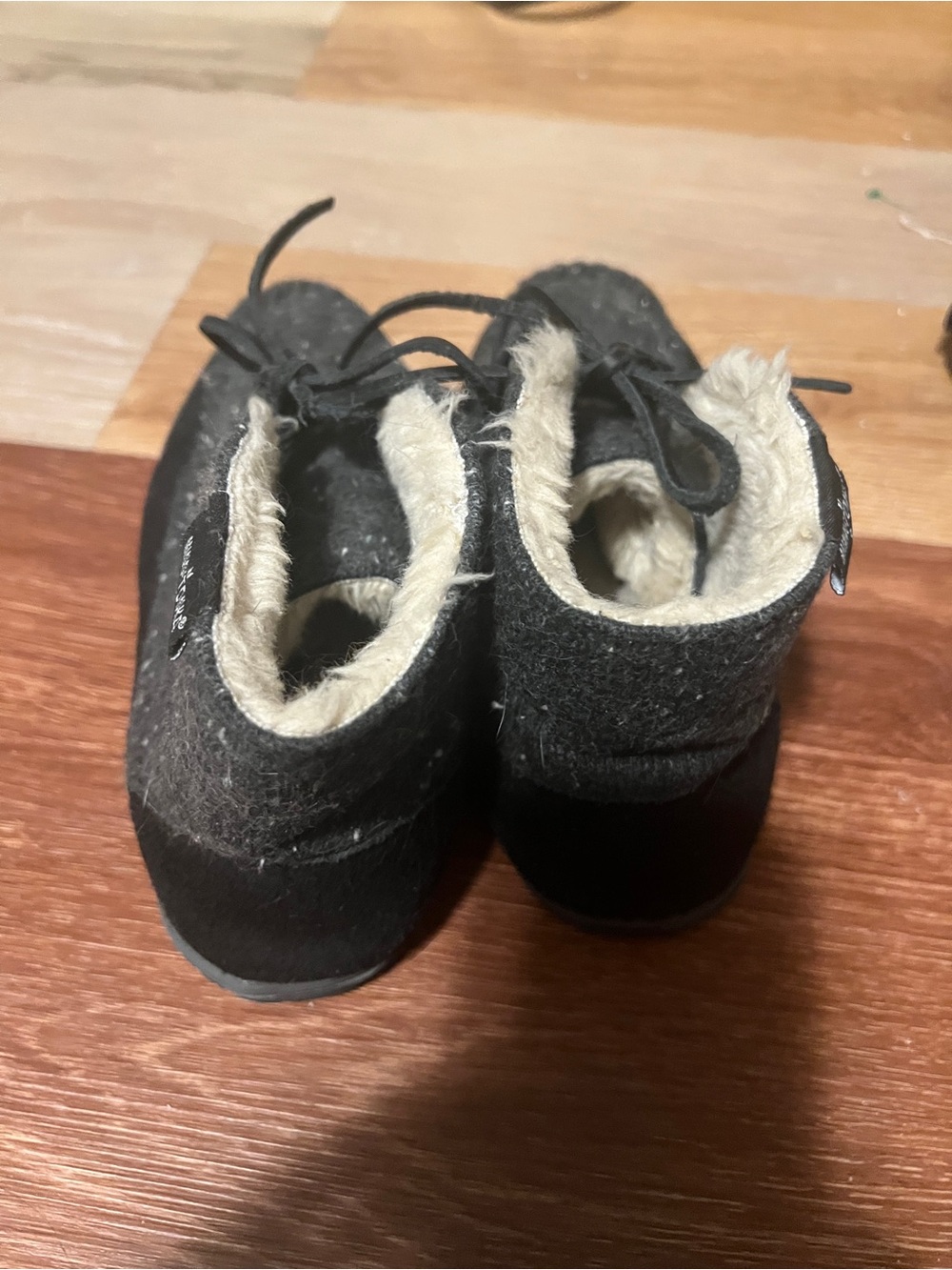 Minnetonka Women's Black and Cream Faux Fur Lined Ankle Slippers - Picture 7 of 11